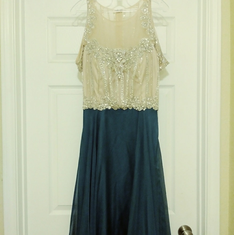 Dress - Picture 3 of 4